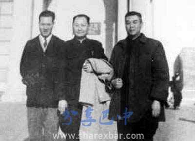 1956年,邱致中(中)与同事摄于北京展览馆